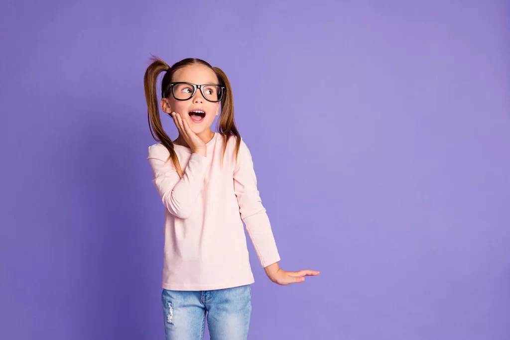 メガネをかけるメリットとデメリットは？