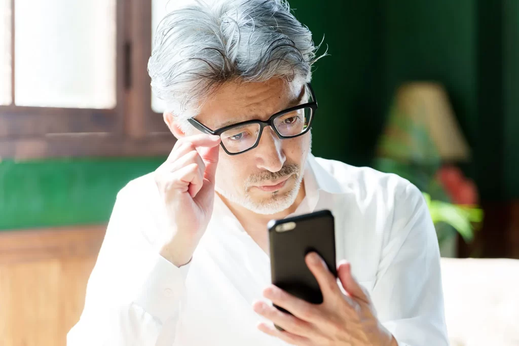 その「かすみ目」、老眼のせいだけではないかも?