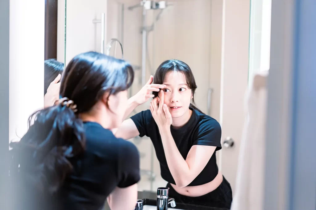 目に合わないコンタクトレンズを使用するとどうなりますか？