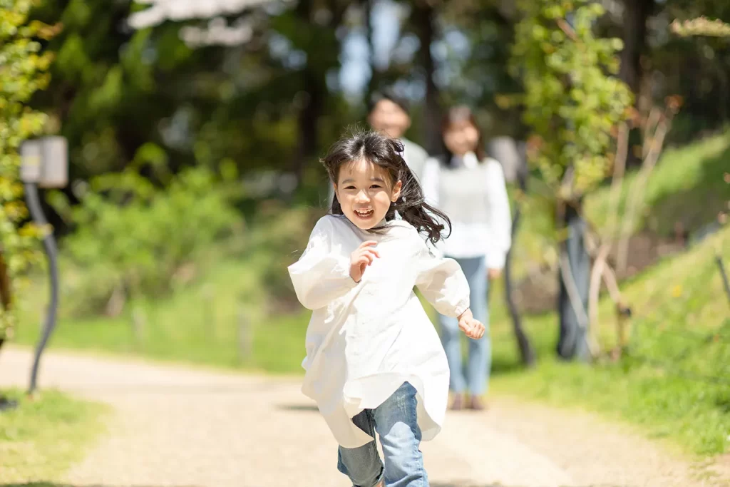 なぜ「屋外活動」と「親子での会話」が、子供の視力を守る特効薬なのですか？