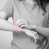 花粉症で体までかゆい時。目や鼻の薬と一緒に、眼科で「体のかゆみ」の相談はできる？