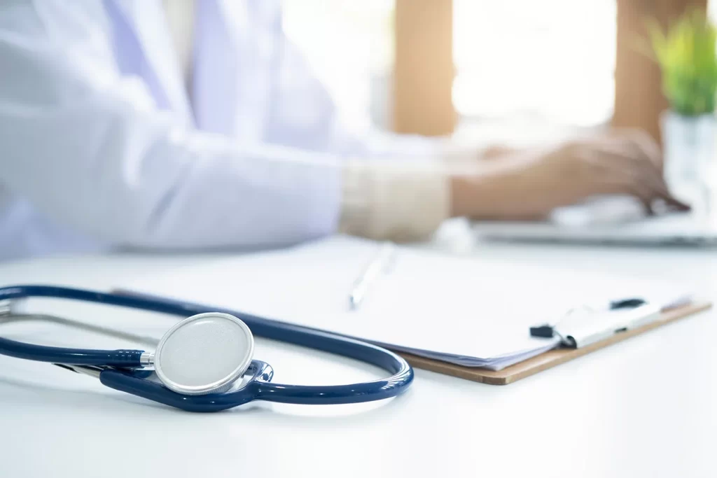 眼科から皮膚科への紹介が必要なケースとは?