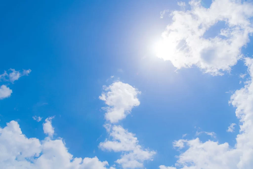 紫外線がもたらす「時間差のダメージ」：角膜の慢性炎症と「老け目」リスク
