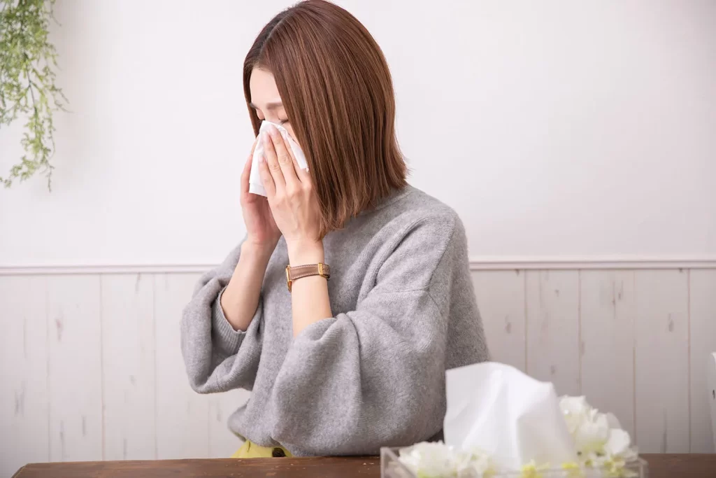 【残るかゆみの正体】スギが終わってもかゆいのはなぜ?「カモガヤ」と「黄砂」の対策