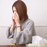 【残るかゆみの正体】スギが終わってもかゆいのはなぜ？「カモガヤ」と「黄砂」の対策