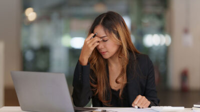 夕方になると目がかすむ・目薬をさしてもすぐ乾く？9月に急増する「秋ドライアイ」の原因と一夏のダメージリセット術
