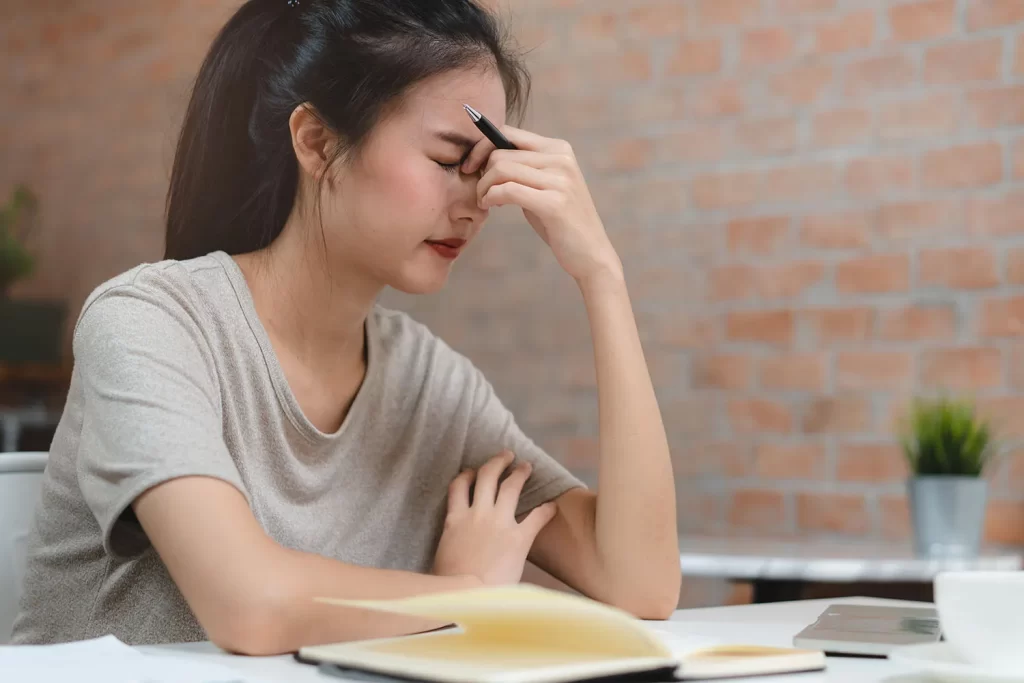 なぜエアコンをつけて寝ると朝に目が痛くなるのか？