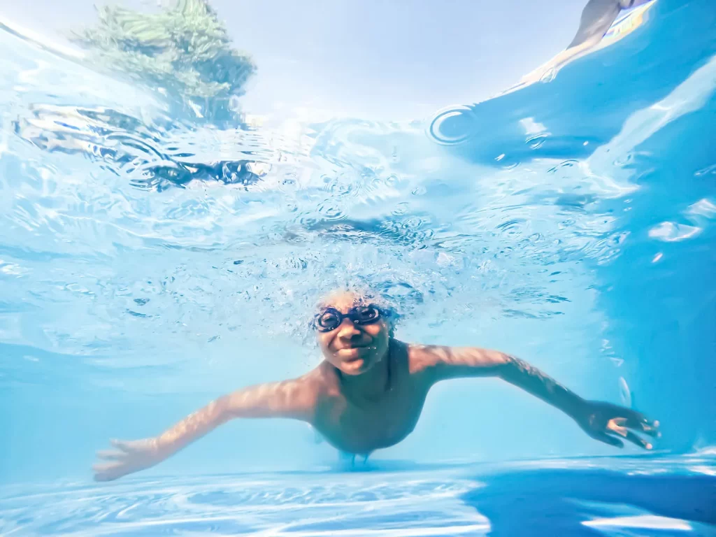 水の中は危険がいっぱい？海やプールでコンタクトレンズをつけたまま泳ぐリスク