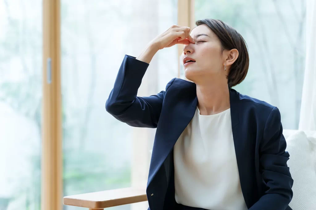くしゃみは出ないのに目だけが痒い?9月から始まる秋のアレルギー性結膜炎の原因・対策・眼科での治療