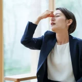 くしゃみは出ないのに目だけが痒い？9月から始まる秋のアレルギー性結膜炎の原因・対策・眼科での治療