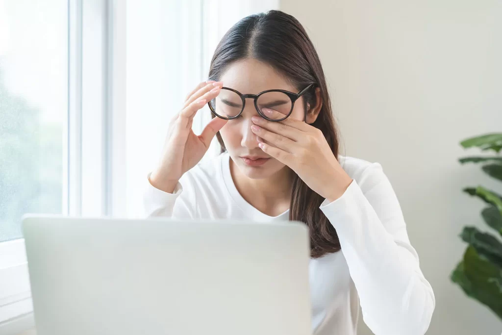 なぜエアコンをつけて寝ると朝に目が痛くなるのか？