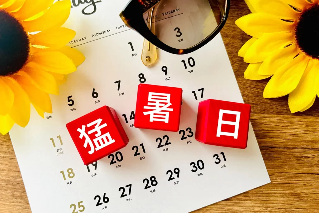 猛暑とエアコンで「目の奥がズキズキ・夕方にぼやける」はなぜ?8月の目の夏バテを1分でリセットする自律神経ケア方法