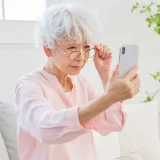 お盆の帰省で親の仕草に違和感？「老眼だから」で済ませない白内障・緑内障・加齢黄斑変性の早期発見と治療法