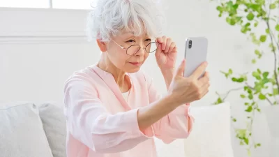 お盆の帰省で親の仕草に違和感？「老眼だから」で済ませない白内障・緑内障・加齢黄斑変性の早期発見と治療法